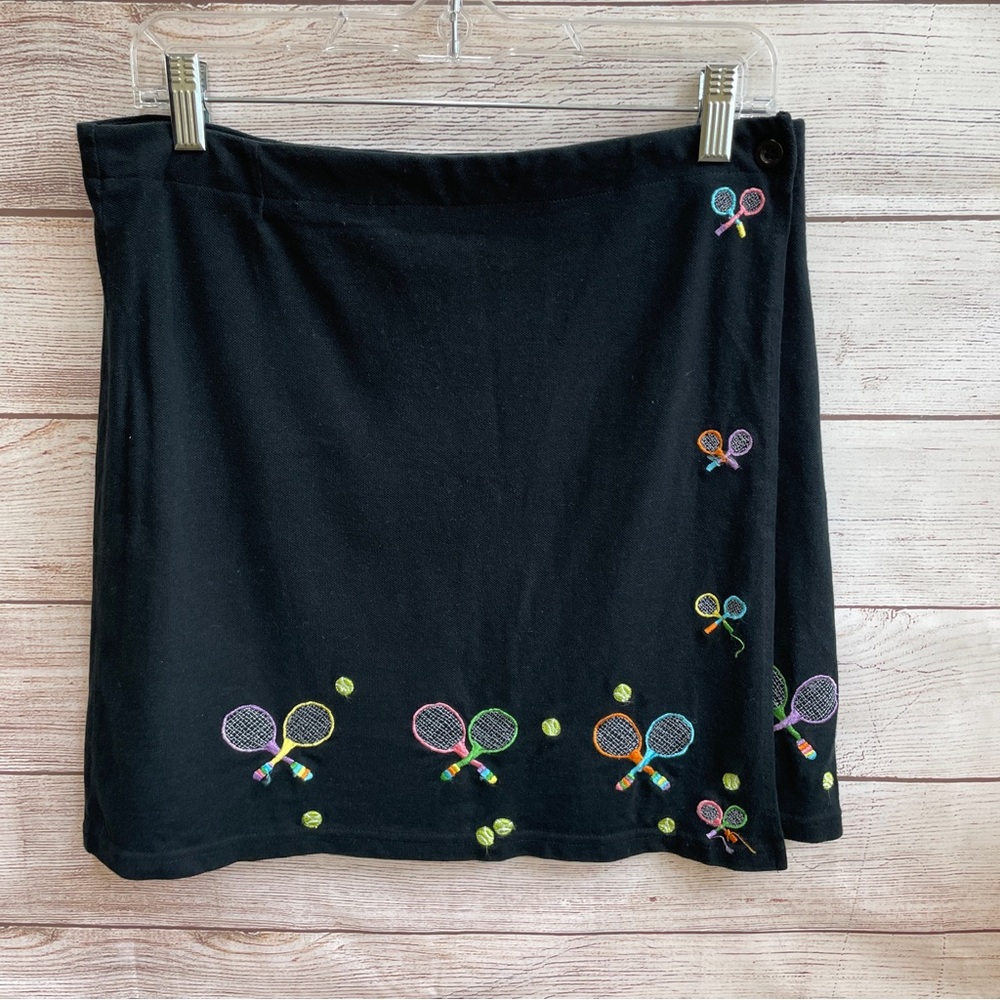 MICHAEL SIMON LITE EMBROIDERED TENNIS SKIRT IN BLACK